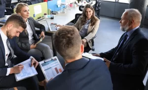 Equipe de escritório durante reunião de facilities management da empresa